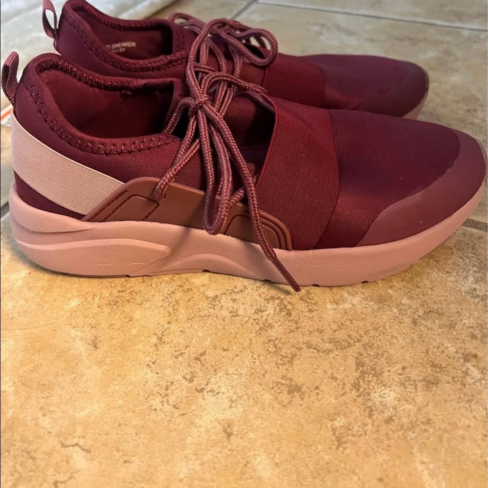 Fabletics tennis shoes